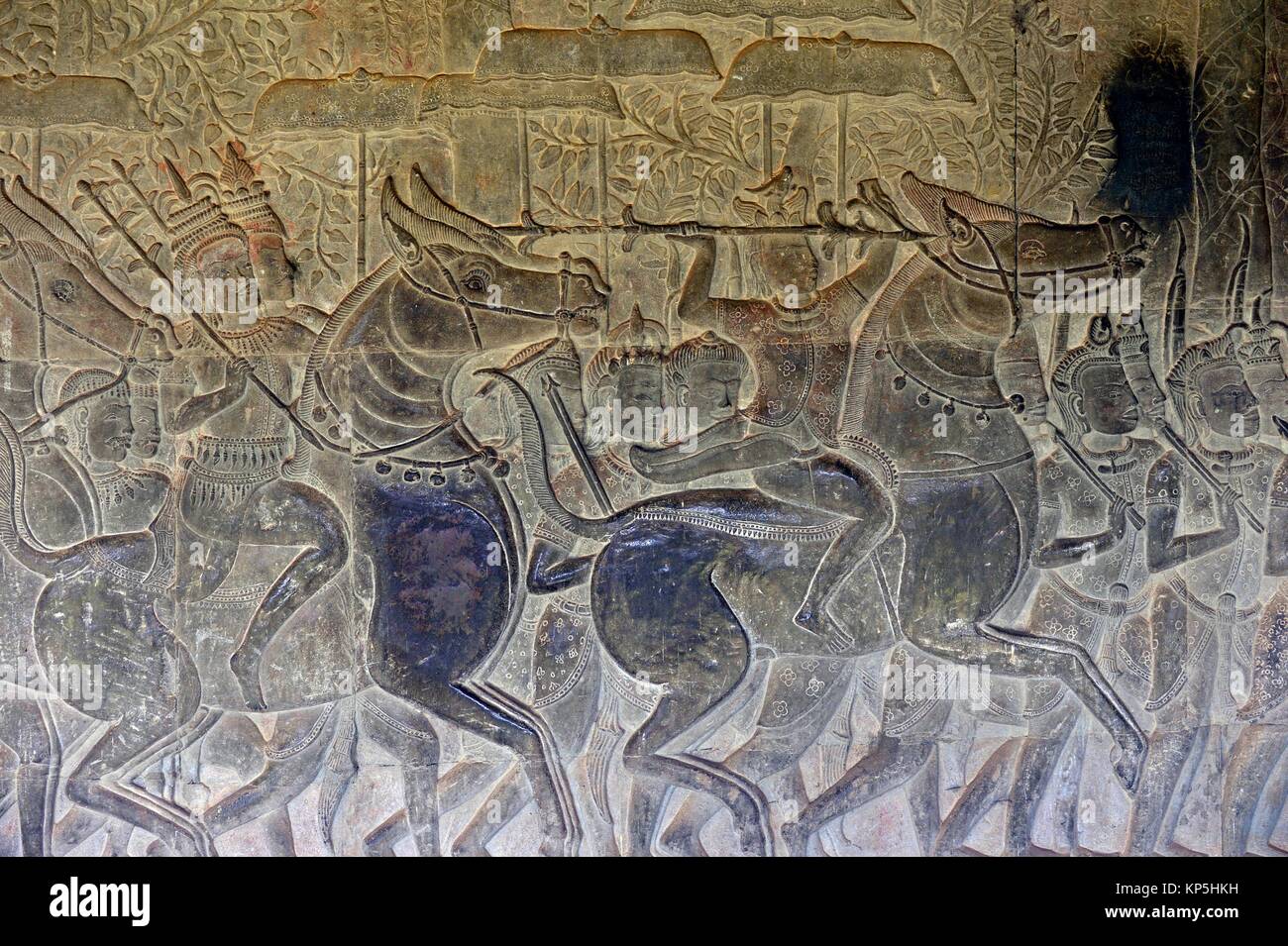 Historia hindú tallar en galería de Angkor Wat, Siem Reap, Camboya, Indochina, Sudeste Asiático, Asia. Foto de stock