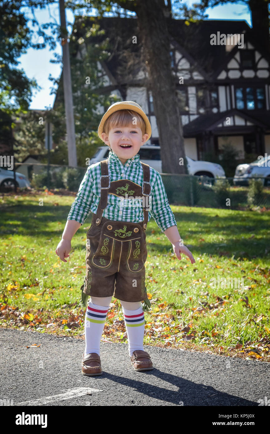 Niño pequeño niño usando lederhosen un traje tradicional alemana durante la  Oktoberfest desgastado Fotografía de stock - Alamy