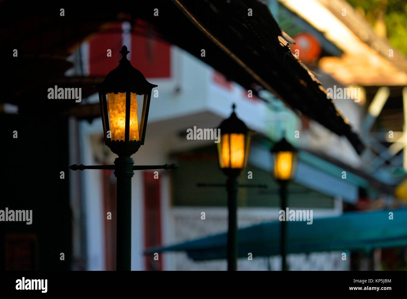 Luces de calle en Luang Prabang, Laos, Sudeste de Asia. Foto de stock