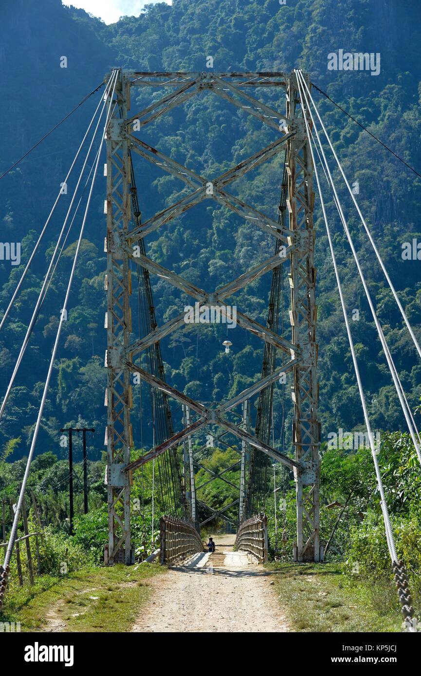 Cadena viejo puente que cruza un río cerca de Vang Vieng,Laos,el Sudeste de Asia. Foto de stock