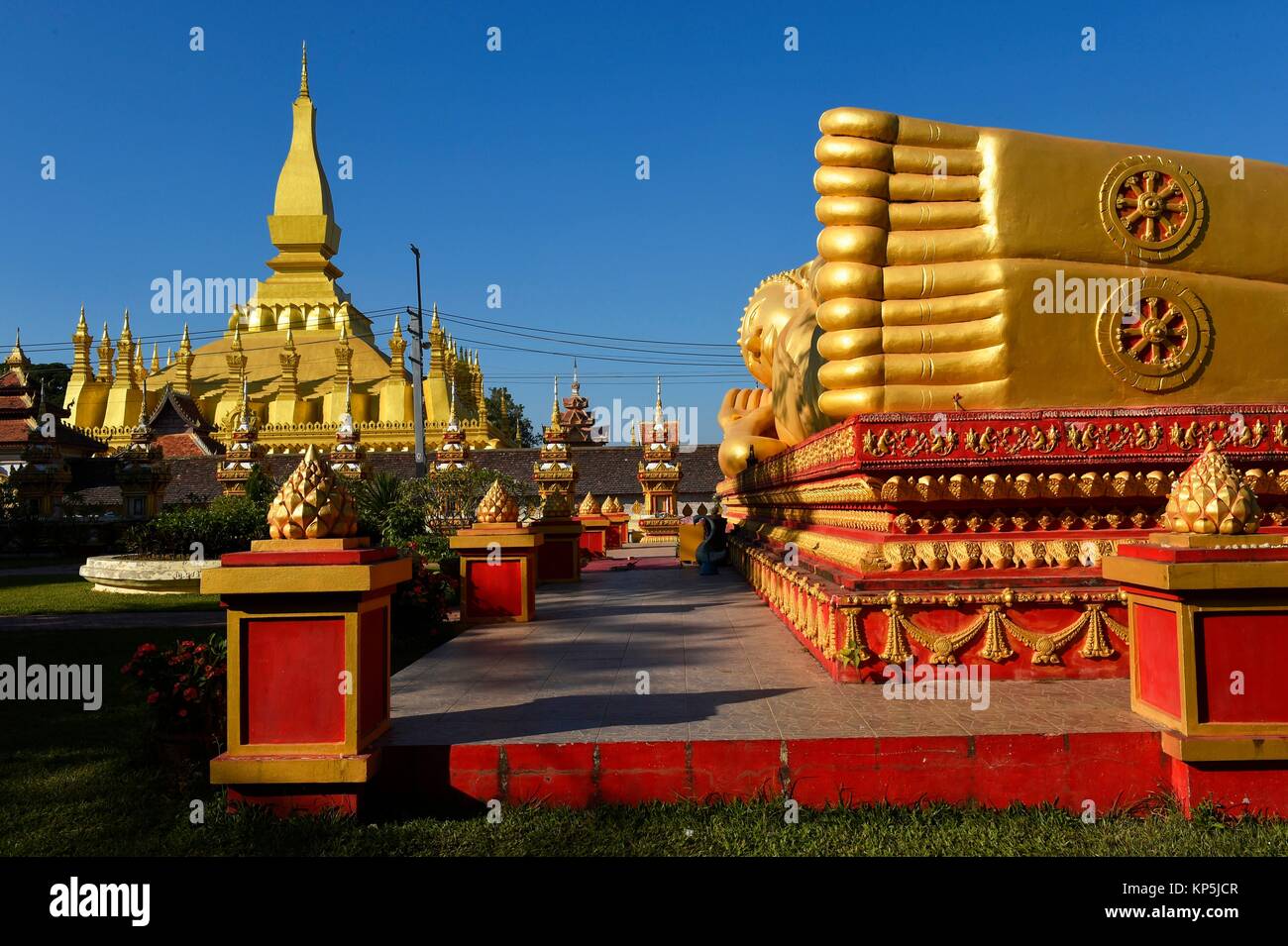 Oro gigante dormido estatua de Buda reclinado cerca del templo Wat That Luang, Vientiane, Laos, Sudeste de Asia. Foto de stock