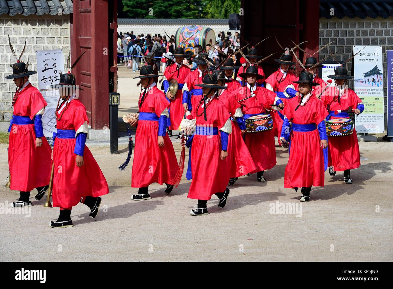 Cambio de la guardia real en el Palacio Gyeongbokgung en Seúl, Corea del Sur. Foto de stock