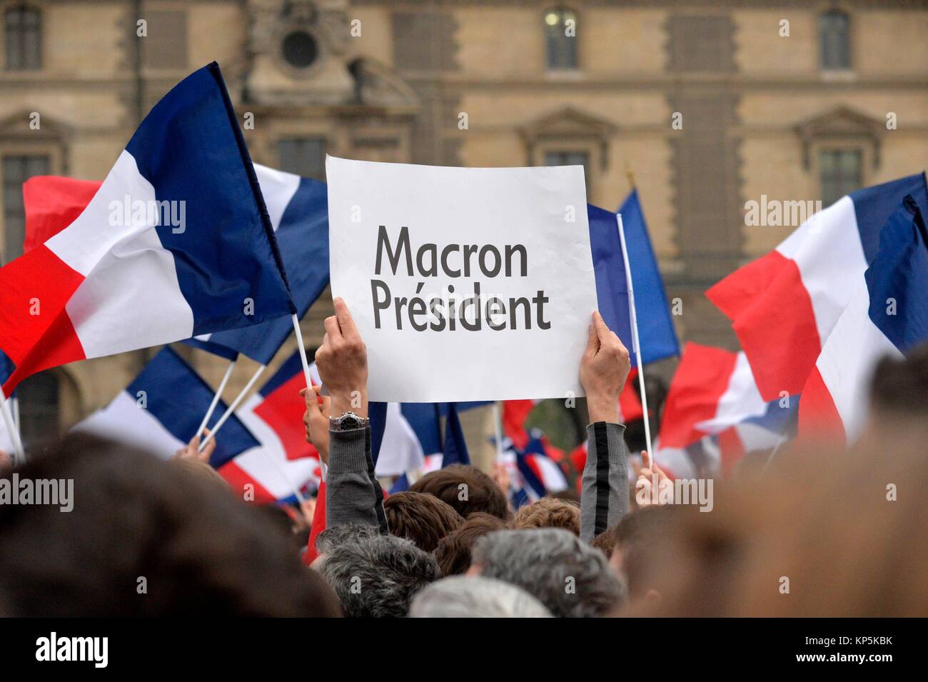 Macron partidarios celebrar su victoria fuera del museo del Louvre en París, Francia. Foto de stock