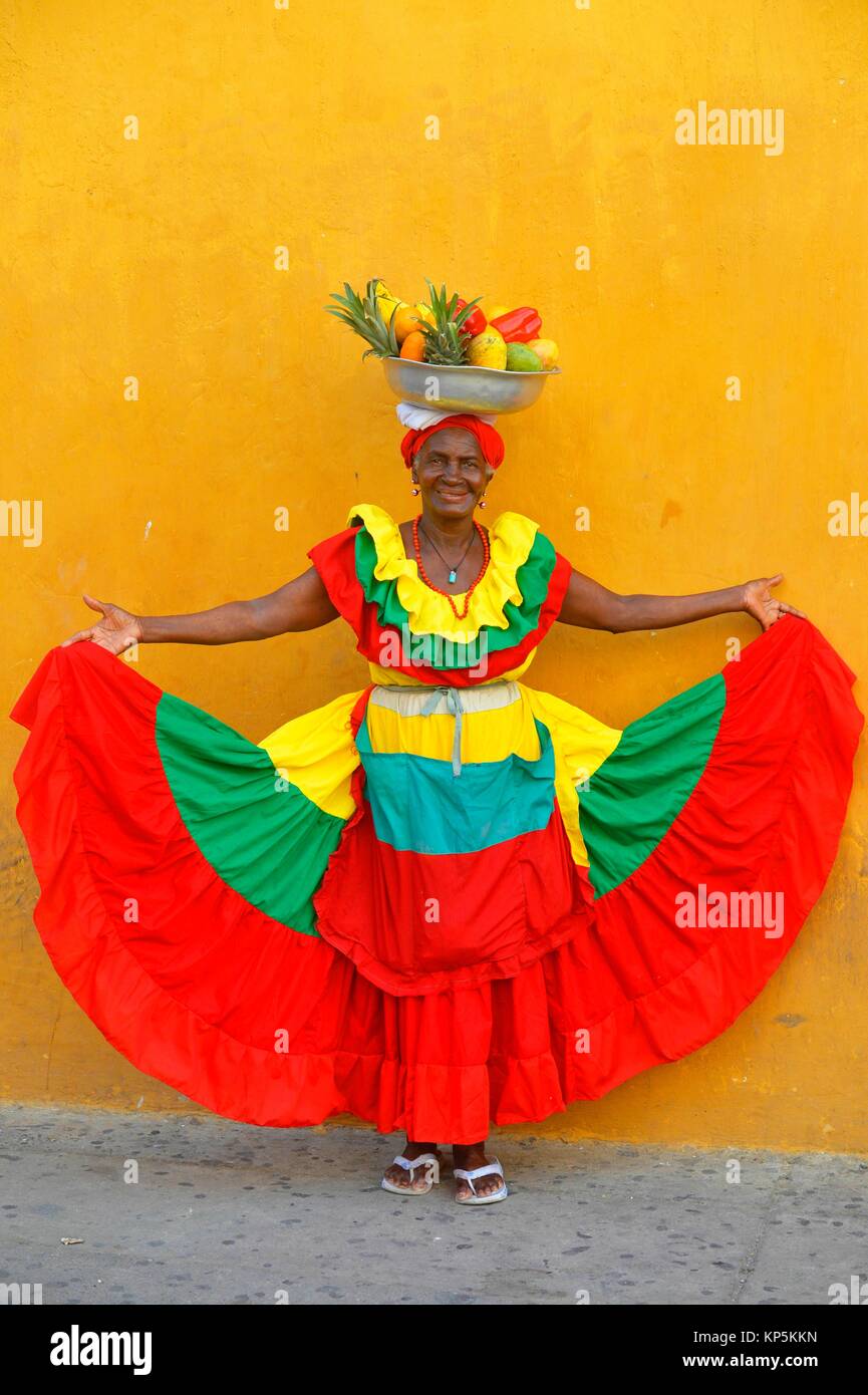 Mujer colombiana vistiendo ropas tradicionales en Cartagena de Indias, Colombia, Sur América. Foto de stock