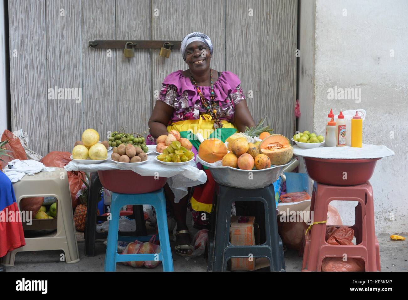 Mujer vendiendo frutas en Cartagena, Colombia, América del Sur. Foto de stock