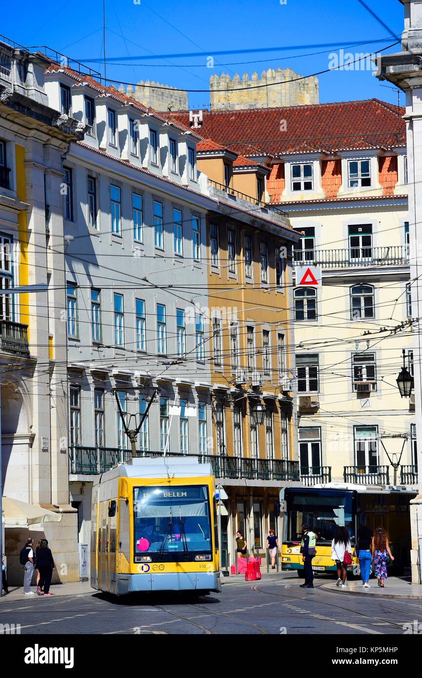 Transporte público Tranvía de Lisboa. La Praça do Comercio,Portugal. Foto de stock