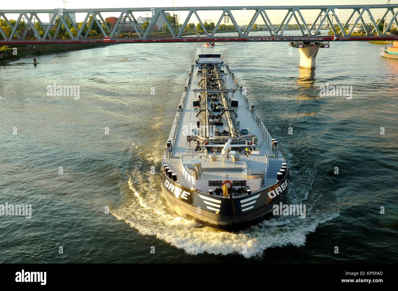Buque náutico navegar por el río Rin entre Alemania y Francia Foto de stock