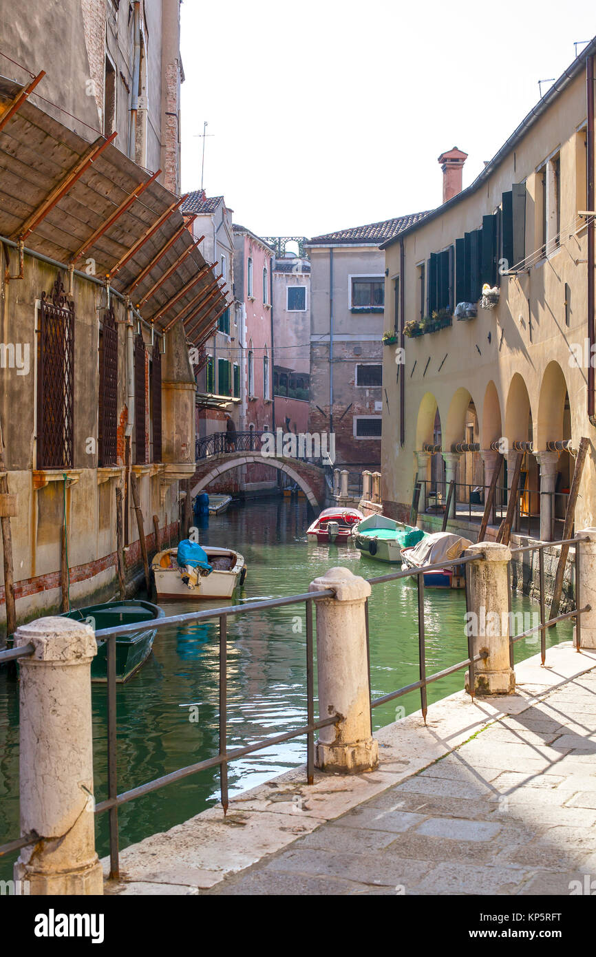 Canal pequeño en la hermosa ciudad de Venecia Foto de stock