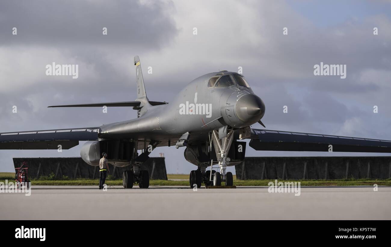 La Fuerza Aérea de EE.UU. B-1B Lancer bombardero estratégico avión aterriza en la pista de aterrizaje en la base de la Fuerza Aérea Anderson Diciembre 4, 2017 Yigo en Guam. (Foto por Richard P. Ebensberger via Planetpix) Foto de stock