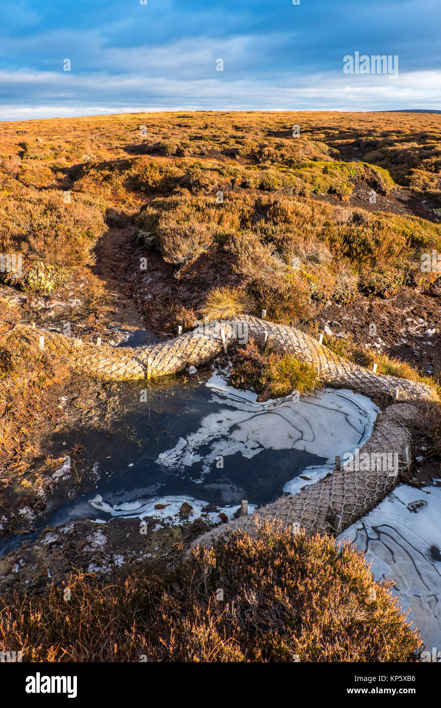 Medidas para detener la Howden moros del Pico oscuro secado, Peak District National Park Foto de stock