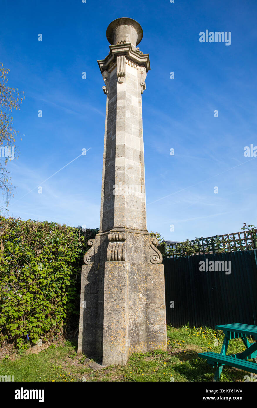 Elegante chimenea en la forma de una columna y jarrón en una estación de bombeo en el canal de Kennet y Avon en Bath Somerset UK Foto de stock
