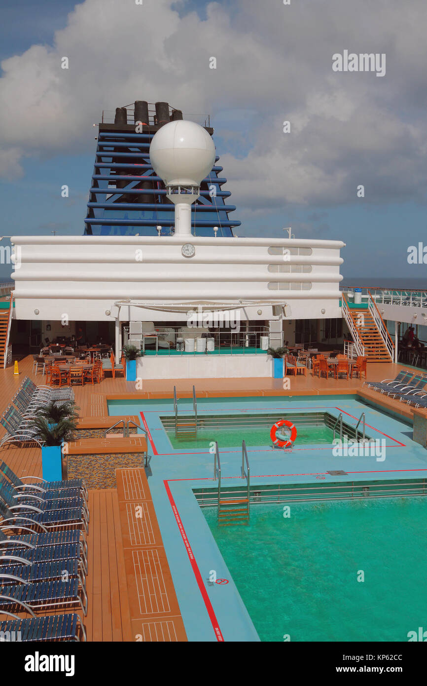 Cubierta y piscinas en un crucero. Bridgetown, Barbados Foto de stock