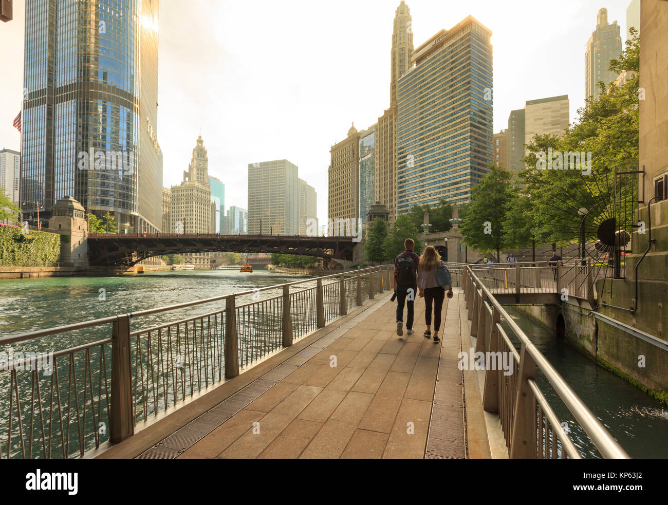 La gente en Chicago River Walk con el horizonte y el Río Chicago, Chicago, Illinois, EE.UU. Foto de stock