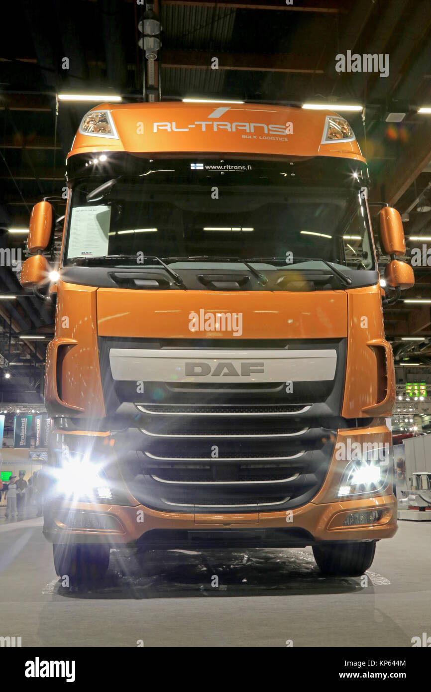 HELSINKI, Finlandia - 11 de junio de 2015: DAF -CT Finland Oy presenta DAF  XF 510 FAK 8x2 en la logística de transporte de 2015 Fotografía de stock -  Alamy
