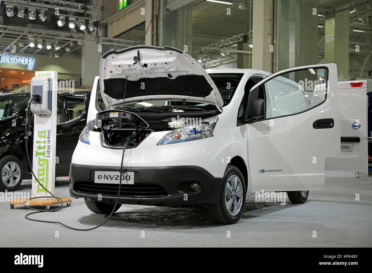 HELSINKI, Finlandia - 11 de junio de 2015: Nissan Europa Nórdica Oy presenta e-NV200 furgón eléctrico en la logística de transporte de 2015. Foto de stock