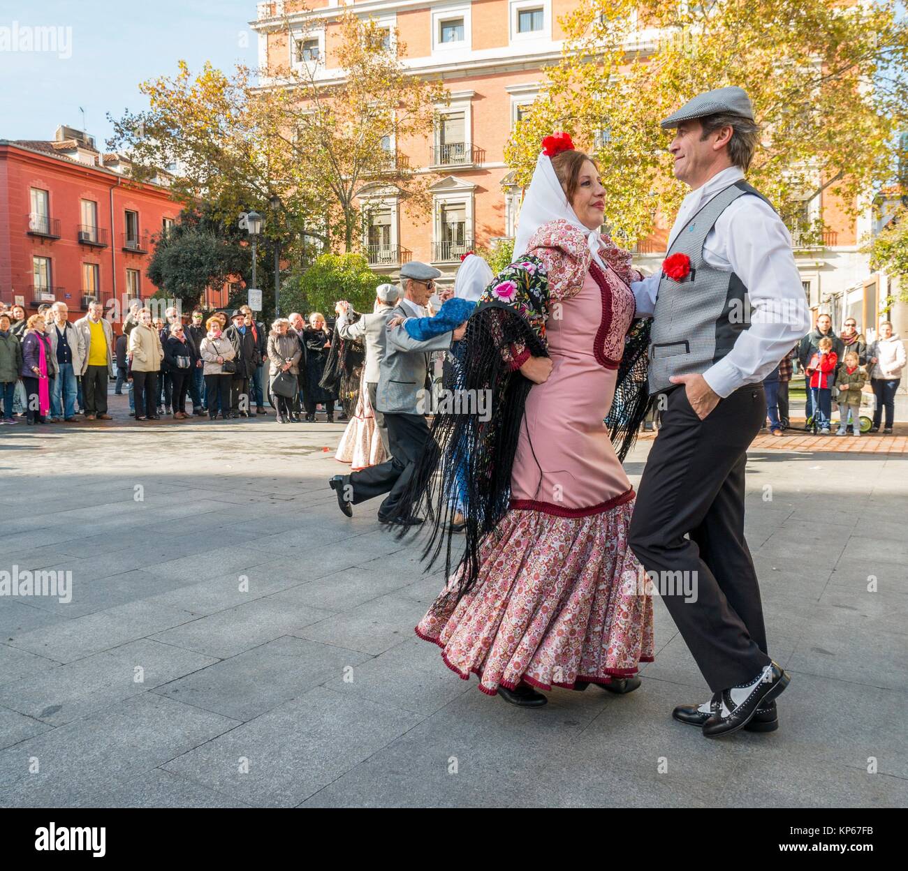 Couple spanish folklore fotografías e imágenes de alta resolución - Alamy