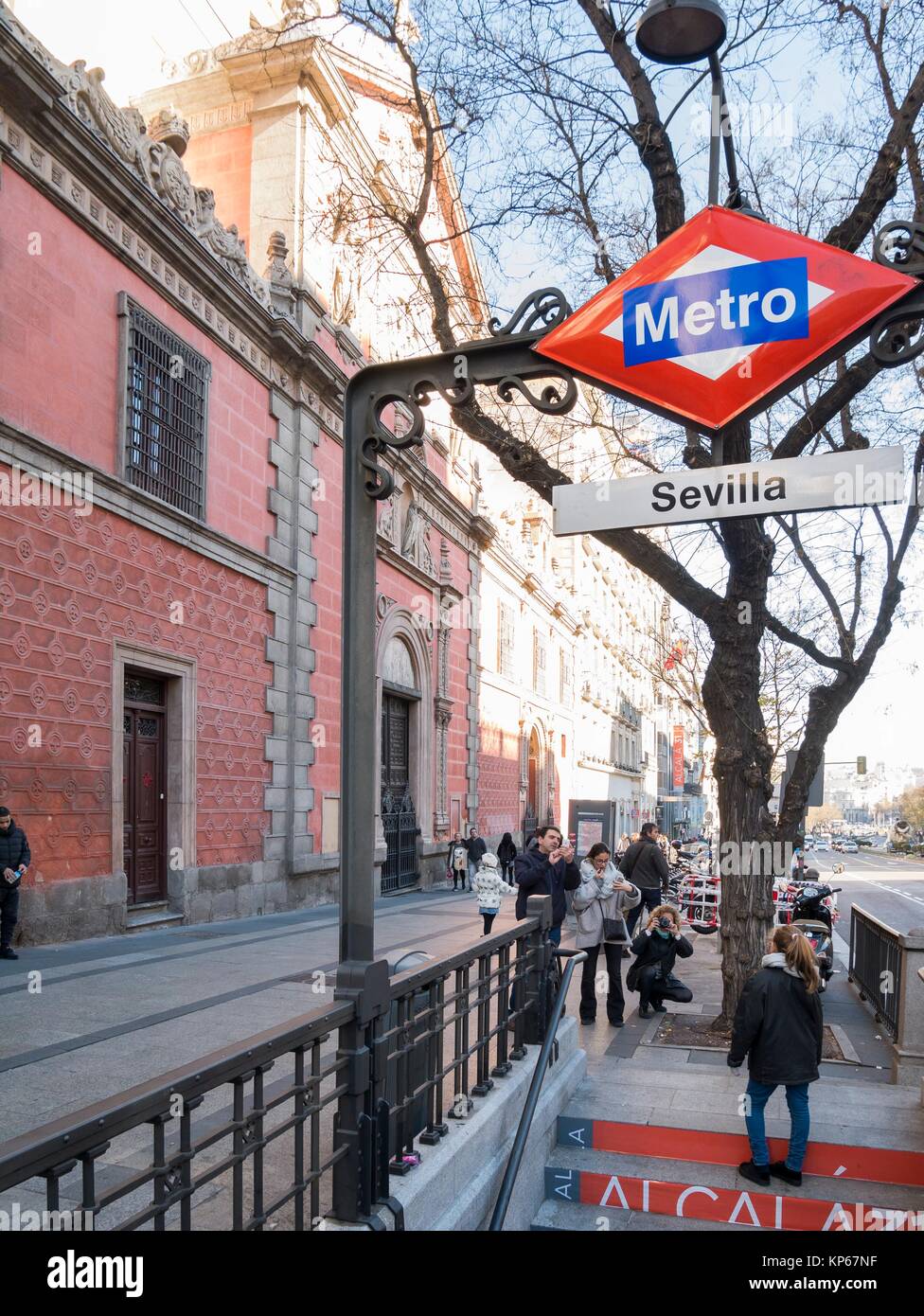 La estación de metro de Sevilla y la Iglesia de la concepción real de  Calatrava. Madrid, España Fotografía de stock - Alamy