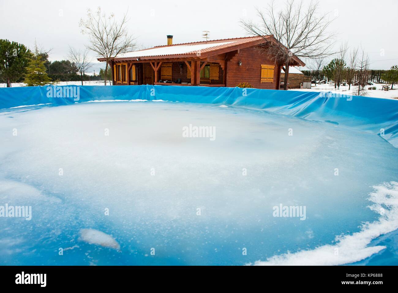Frozen pool fotografías e imágenes de alta resolución - Alamy