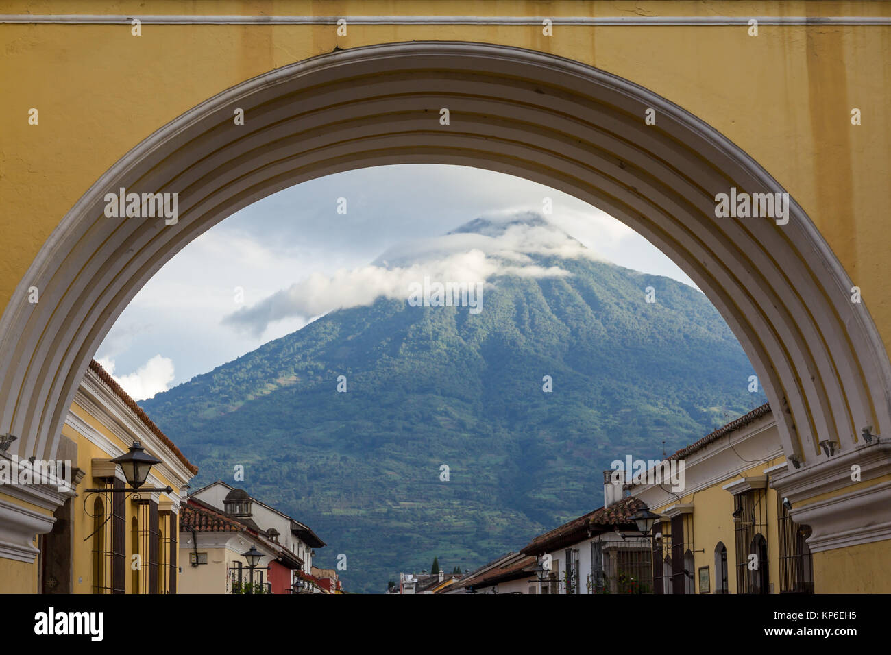 Arco de Santa Catalina y el volcán Agua en el fondo | Antigua | Guatemala Foto de stock