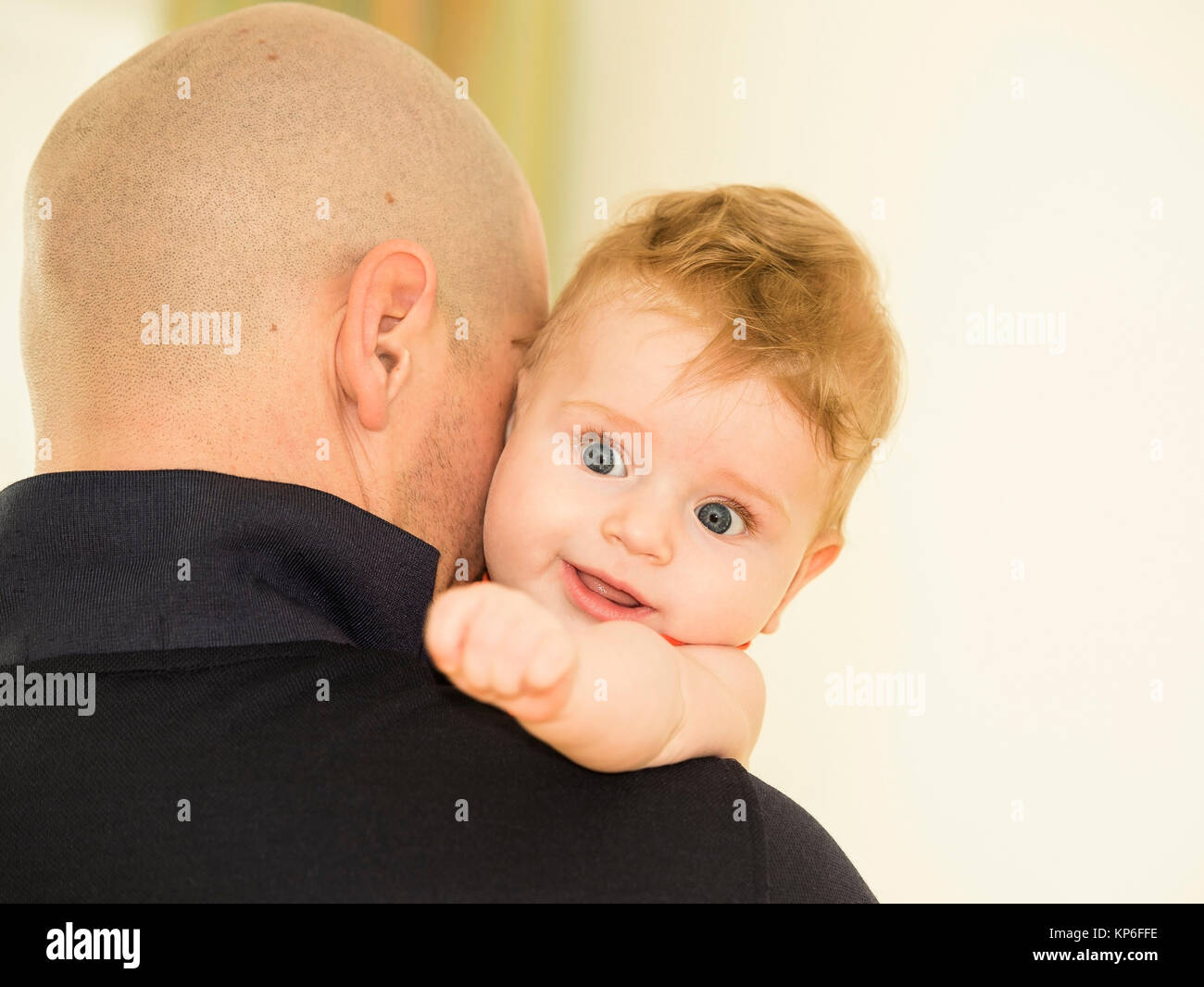 Vater mit Sohn, 6 Monate alt - padre e hijo Foto de stock
