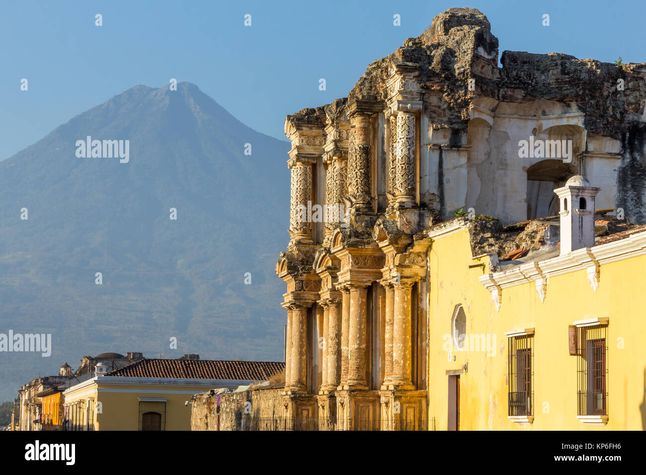 Ruinas del antiguo convento del Carmen con vista al volcán Agua en el fondo | Antigua | Guatemala Foto de stock