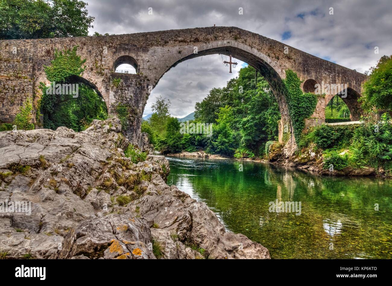 Puente romano sobre el río Sella, Cangas de Onís, Asturias, España Fotografía de stock Alamy