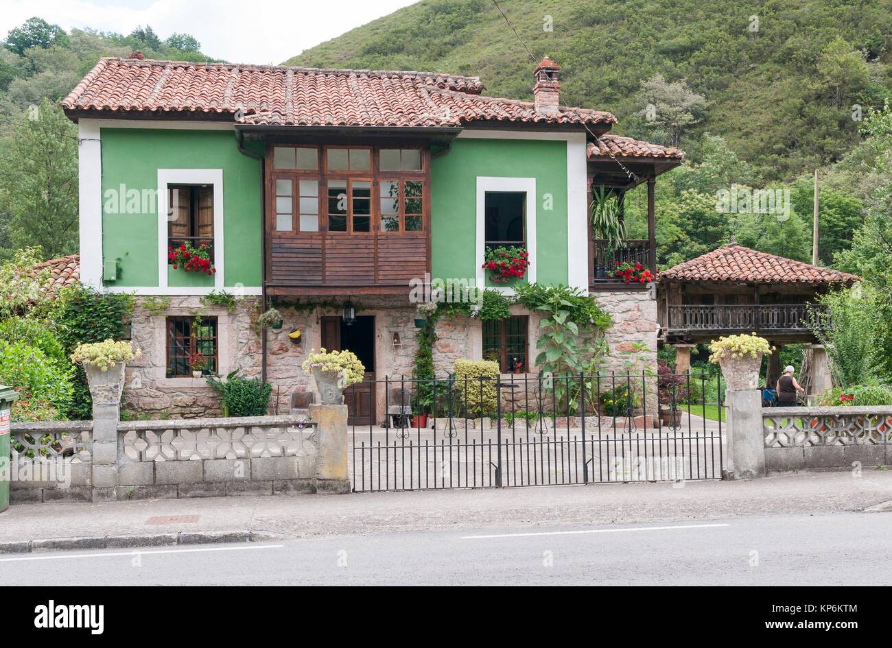 Casa tradicional y horreo, Asturias, España. Sitio de Patrimonio Histórico. Foto de stock