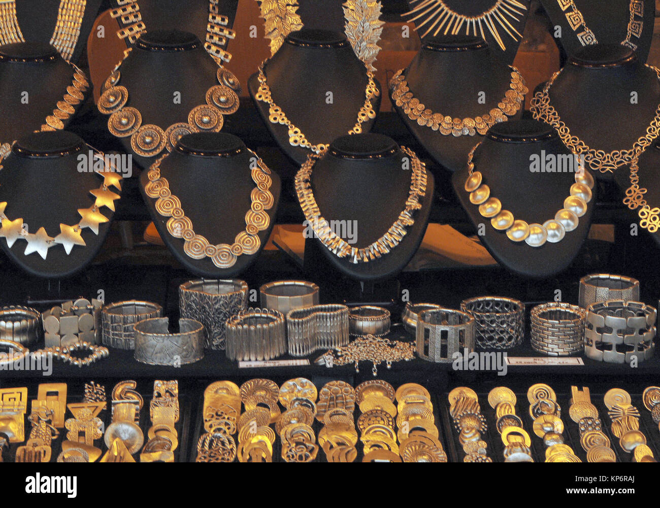 Una selección de joyas artesanales para la venta en un puesto en un mercado  en Hayes galleria cerca de London Bridge en el centro de Londres. Joyería  personalizada para la venta Fotografía