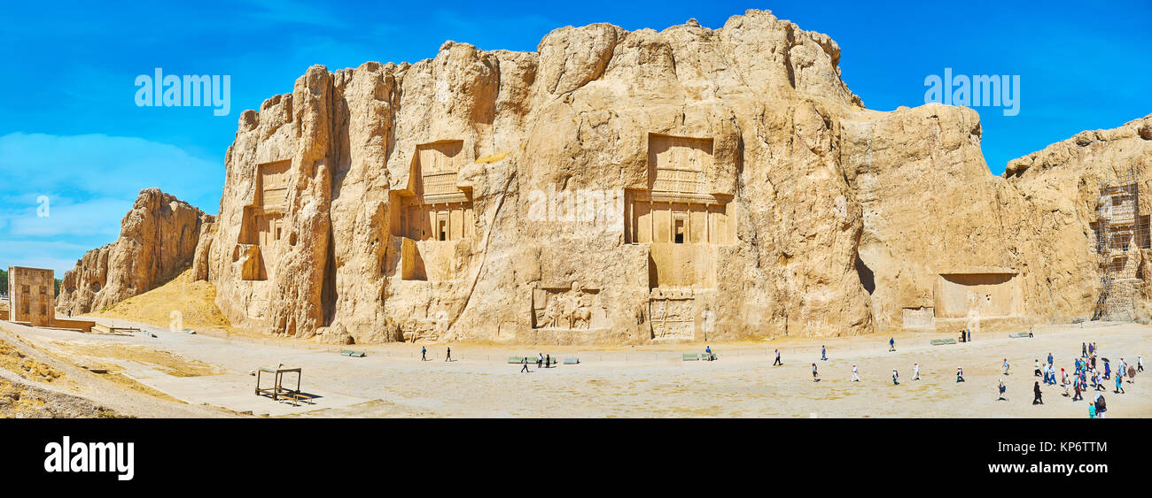 NAQSH-E RUSTAM, Irán - Octubre 13, 2017: Panorama del acantilado con tumbas talladas de antiguo persa gobernantes, conocido como necrópolis de Naqsh-e Rustam, en Foto de stock