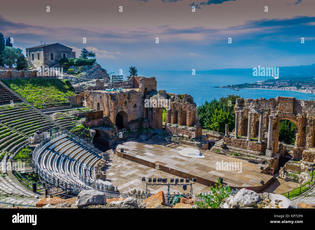 Cerca del antiguo teatro griego de Taormina y el mar mediterráneo de la costa italiana sicilia Foto de stock