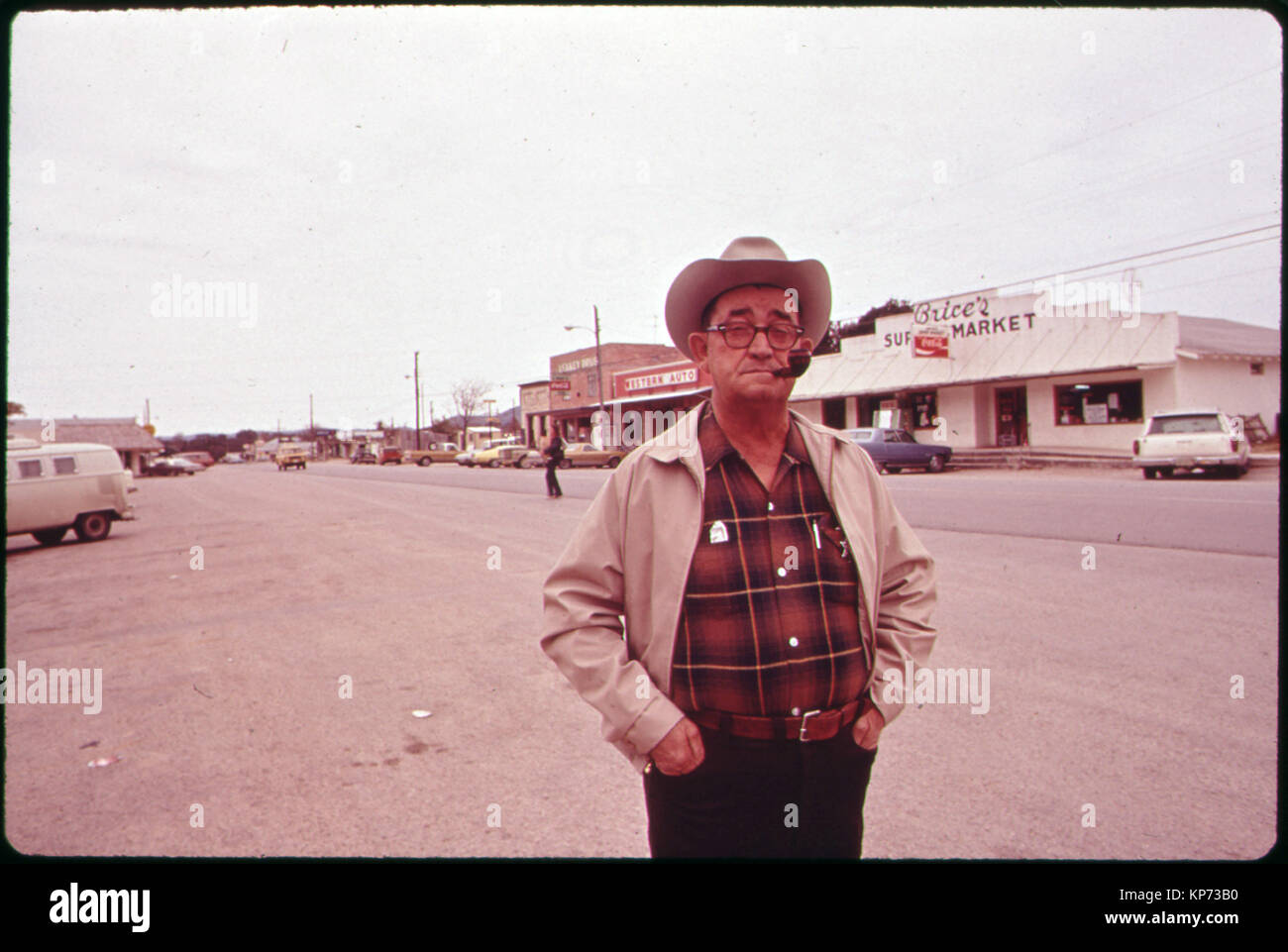 Hombre de pie en la calle principal de Leakey Texas en noviembre de 1972 Foto de stock