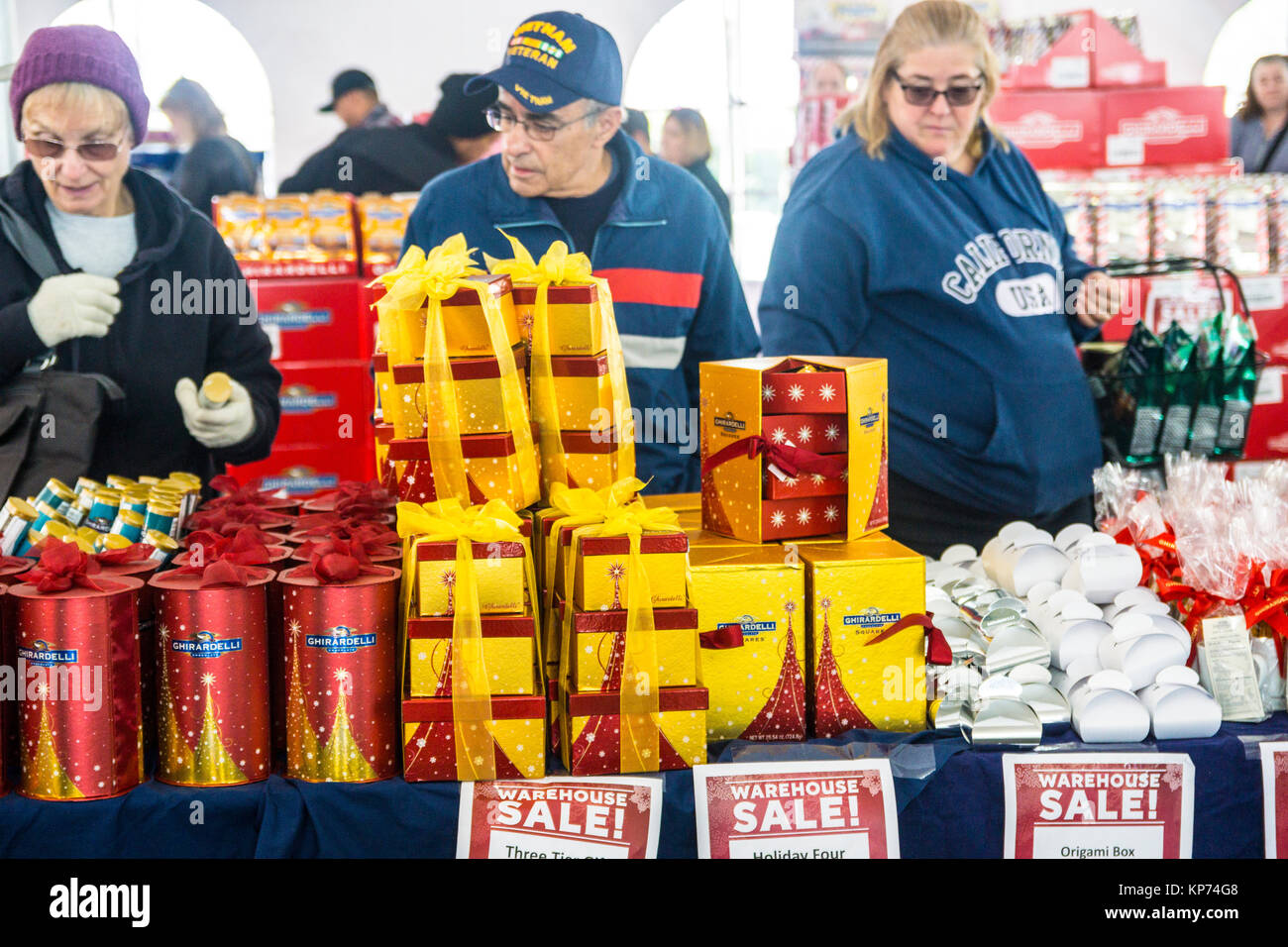Una carpa de Navidad la venta en la fábrica de chocolate Ghirardelli y salida de tienda en