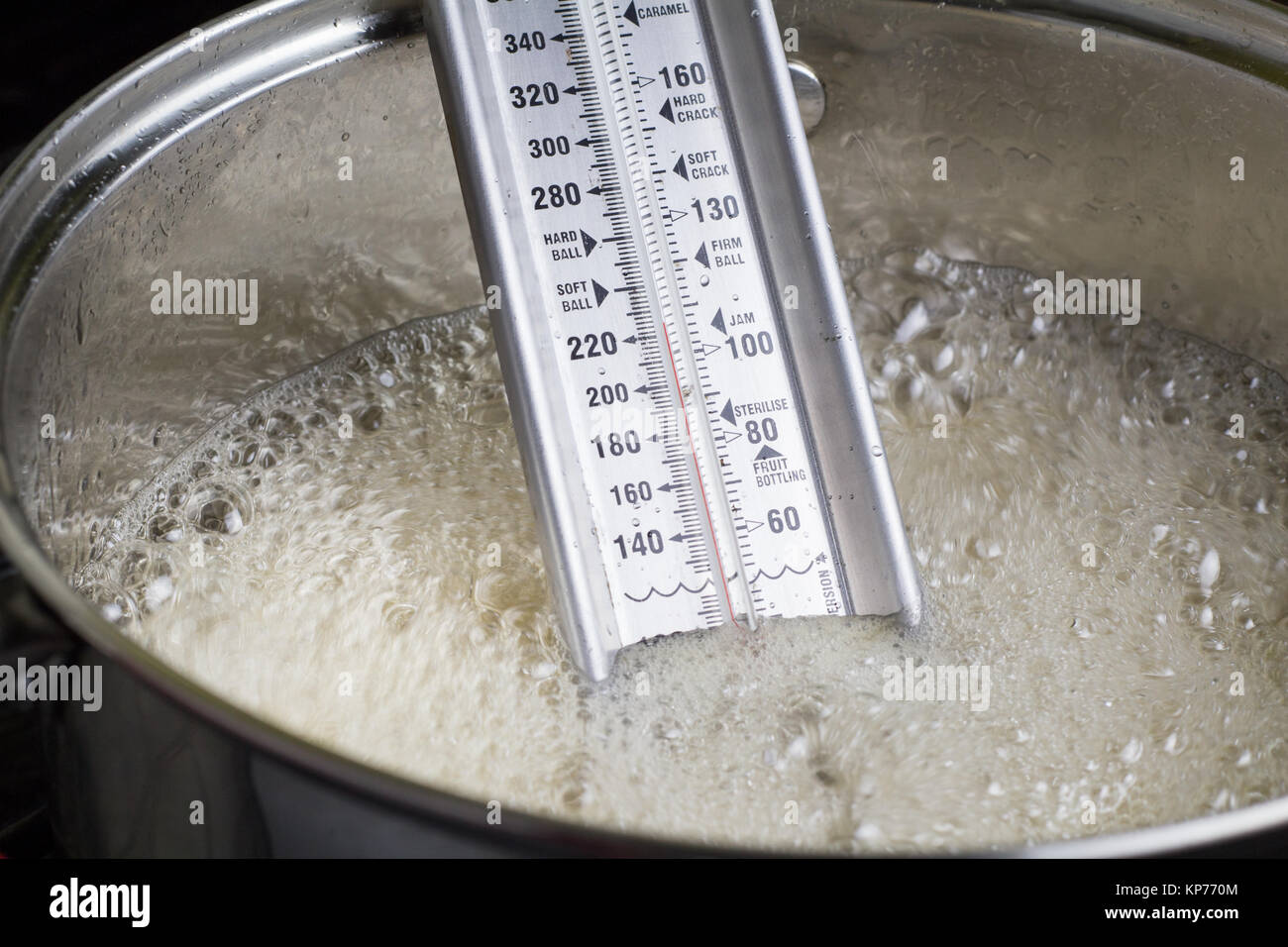Termómetro caramelo cerrar en hervir el líquido en la olla de metal  Fotografía de stock - Alamy