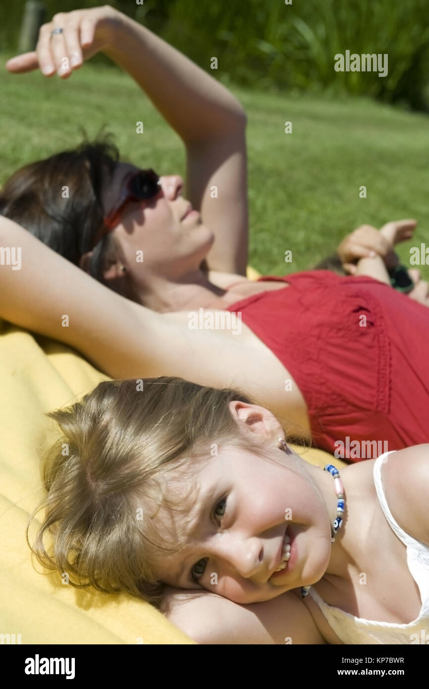 Modelo de liberación, Mutter mit Kindern un einem sonnigen Tag in der Wiese - Madre con hijos en un día soleado en el prado Foto de stock