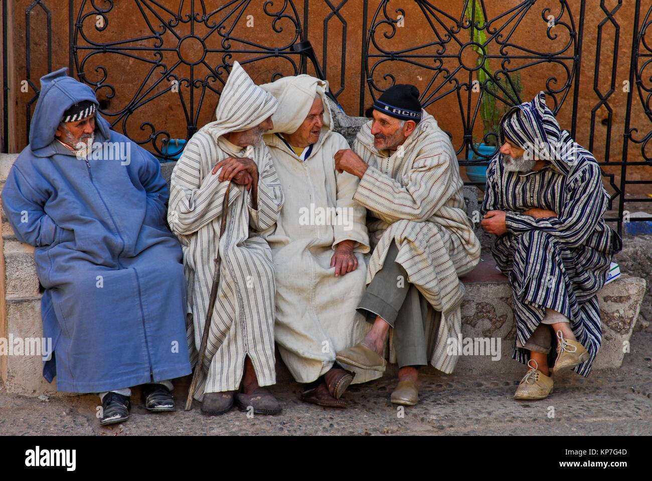 Viejos locales hombres vestidos con chilabas o ropa djellabas (bereber) en  el corazón de la plaza central, Outa el Hammam, Chefchaouen o Chaouen, Rif  Fotografía de stock - Alamy