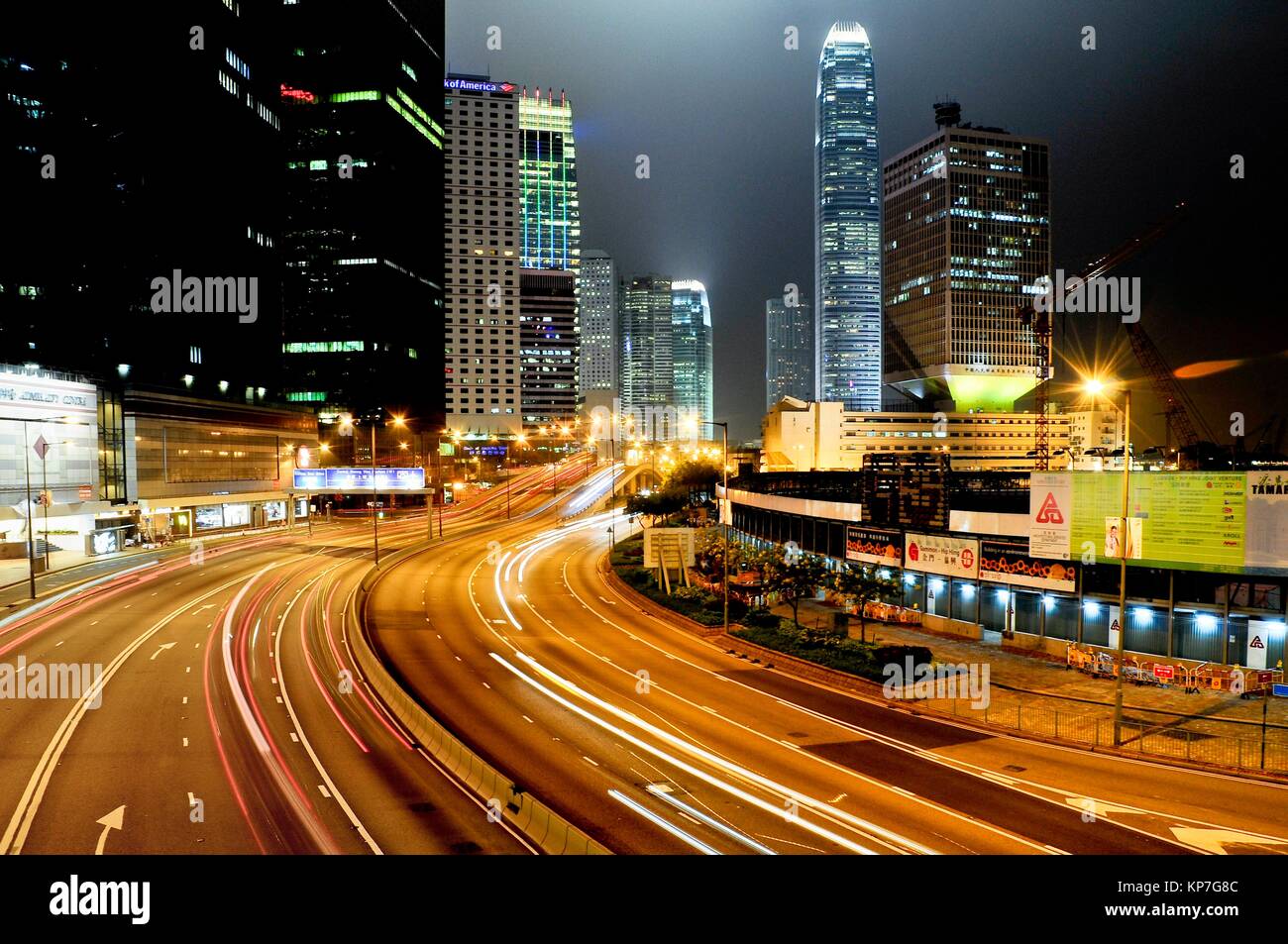 Tráfico nocturno de Causeway Bay y el distrito central financiero, la Isla de Hong Kong, Hong Kong, China, Asia Oriental Foto de stock
