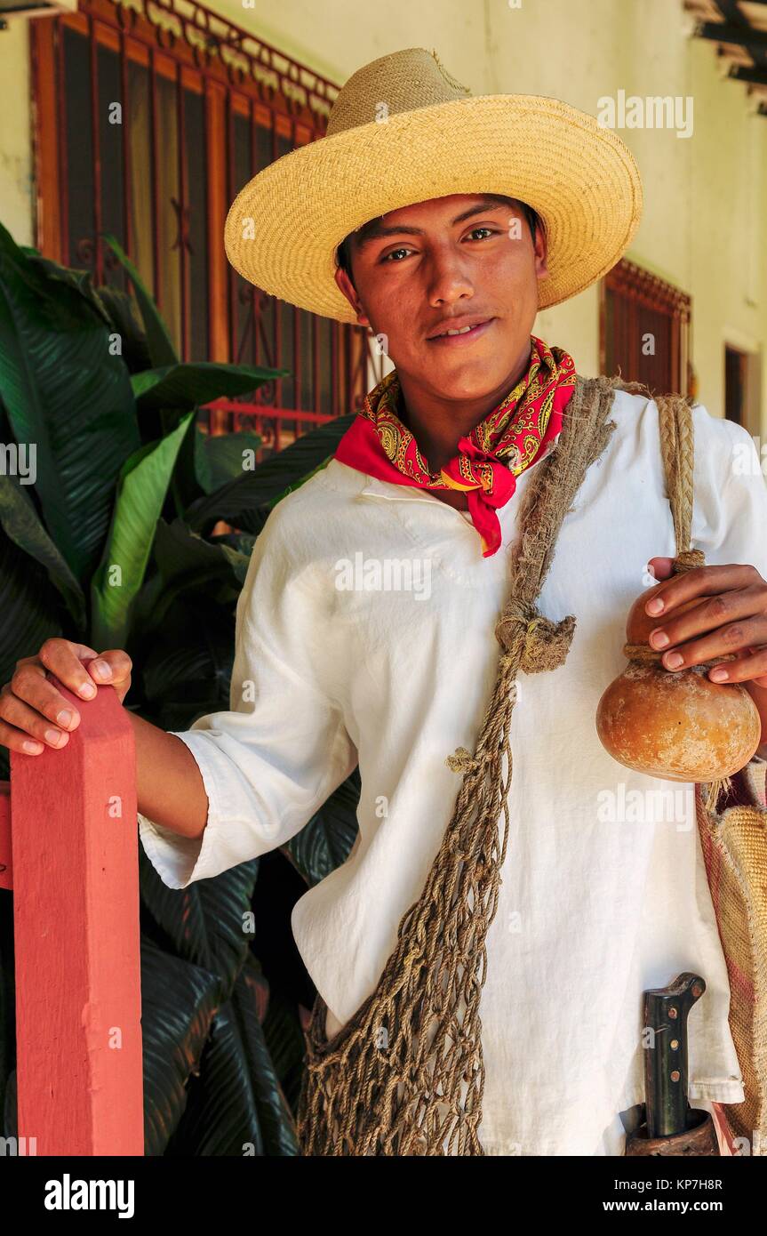 Trabajador local con ropa tradicional, la Hacienda de la Luz (Hacienda  Wolter), Finca Cacaotera de la Chontalpa, plantaciones de cacao, Tabasco,  México Fotografía de stock - Alamy