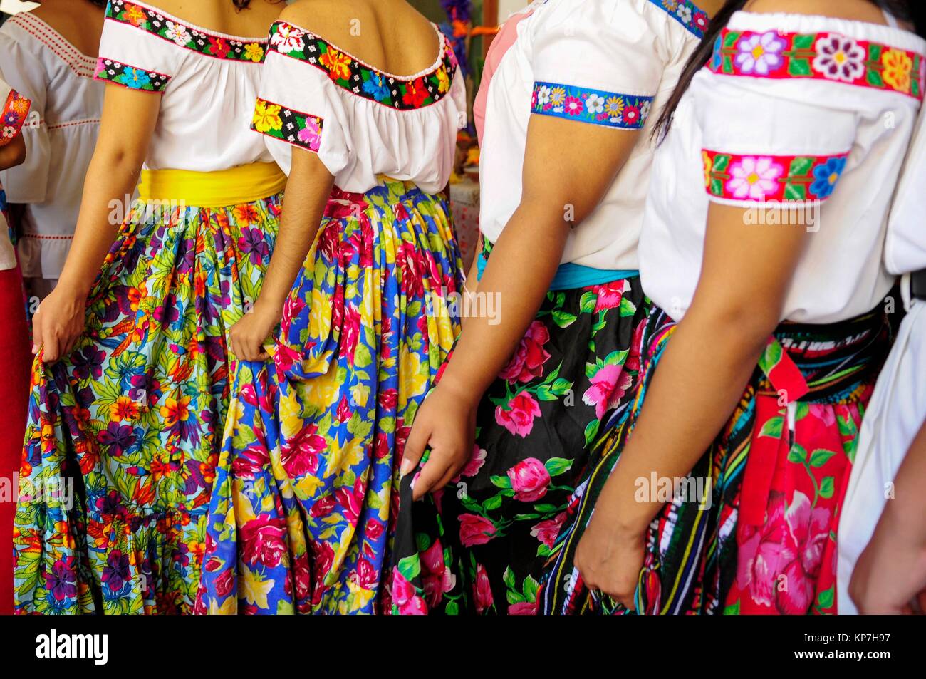 Las mujeres en vestidos tradicionales, la Hacienda de la Luz (Hacienda Wolter), Finca Cacaotera de la Chontalpa, plantaciones de cacao, Tabasco, México, Estados Unidos Fotografía de stock - Alamy Las mujeres en vestidos tradicionales, la Hacienda de la Luz (Hacienda Wolter), Finca Cacaotera de la Chontalpa, plantaciones de cacao, Tabasco, México, Estados Unidos Fotografía de stock - Alamy