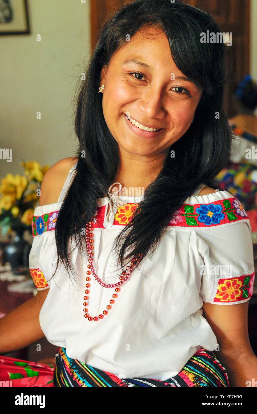 Mujer local en vestidos tradicionales, la Hacienda de la Luz (Hacienda Wolter), Finca Cacaotera de la Chontalpa, plantaciones de cacao, Tabasco, México, Estados Unidos Fotografía de stock - Alamy Mujer local en vestidos tradicionales, la Hacienda de la Luz (Hacienda Wolter), Finca Cacaotera de la Chontalpa, plantaciones de cacao, Tabasco, México, Estados Unidos Fotografía de stock - Alamy