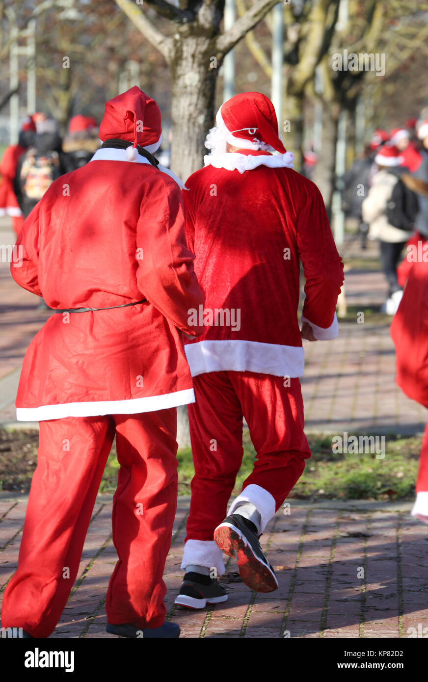 Dos hombres con vestido rojo de Santa Claus durante la carrera en Navidad  Fotografía de stock - Alamy
