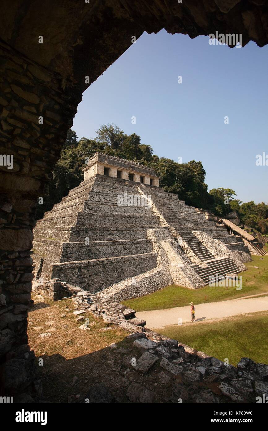 Enmarcado vistas al Templo de las inscripciones en el sitio arqueológico de Palenque, Palenque, Estado de Chiapas, México, América Central Foto de stock