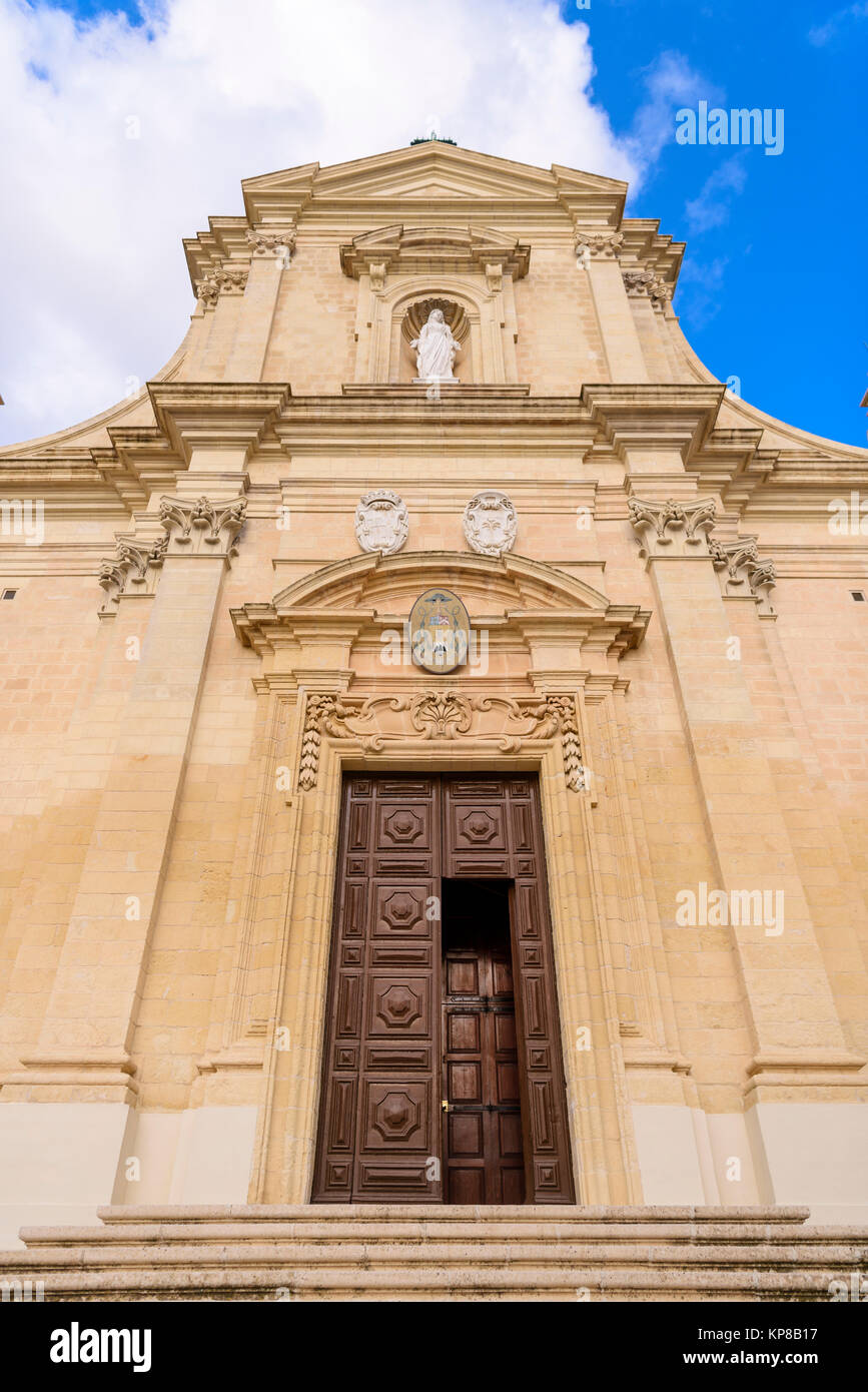 Puerta de madera de entrada a la Ciudadela Ciudadela Catedral, Victoria, Gozo y Malta. Foto de stock