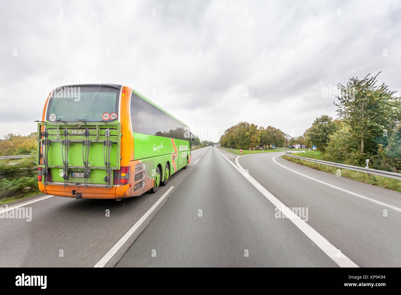 Unna, Alemania - 28 Oct, 2017: Verde Flixbus Meinfernbus europeo de larga distancia en autocar en la autopista en Alemania Foto de stock