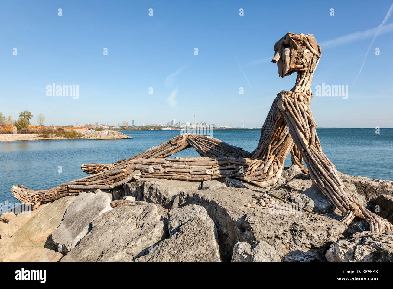Toronto, Canada - Oct 19, 2017: Gran driftwood escultura por Julie Ryan y Thelia Sanders-Sheltonat en las orillas de la Bahía Park inToronto Humber, Canadá Foto de stock
