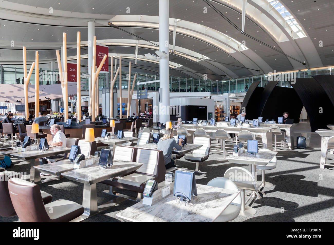 Toronto, Canada - Oct 22, 2017: la arquitectura contemporánea dentro del Aeropuerto Internacional de Toronto Pearson Foto de stock