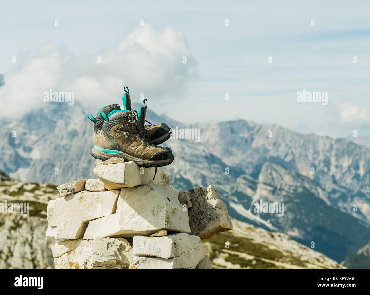 Botas de montaña para practicar senderismo en el fondo de la región de los  Dolomitas Tre Cimme, Italia. El calzado de senderismo de un caminante sobre  una roca en las montañas Fotografía