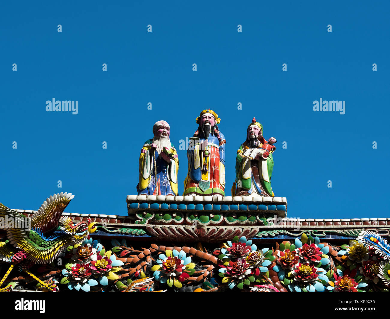 Hermoso templo chino dios estatua con colorida obra arquitectónica en Taipei, Taiwán. Foto de stock