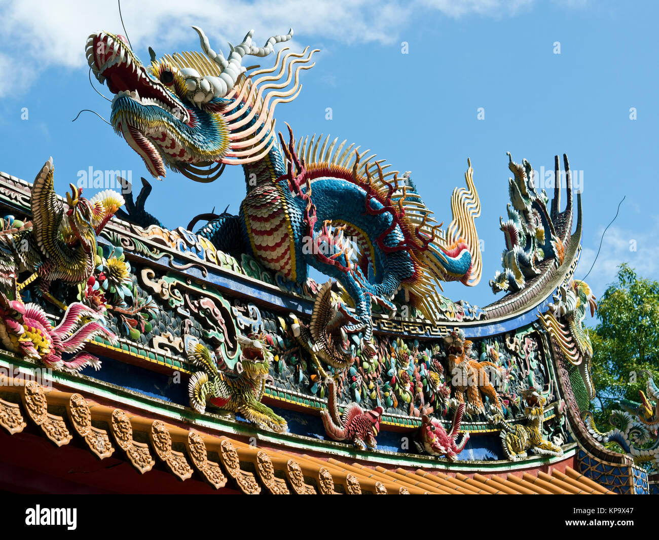 Templo colorida estatua de dragón en Taipei, Taiwán Foto de stock
