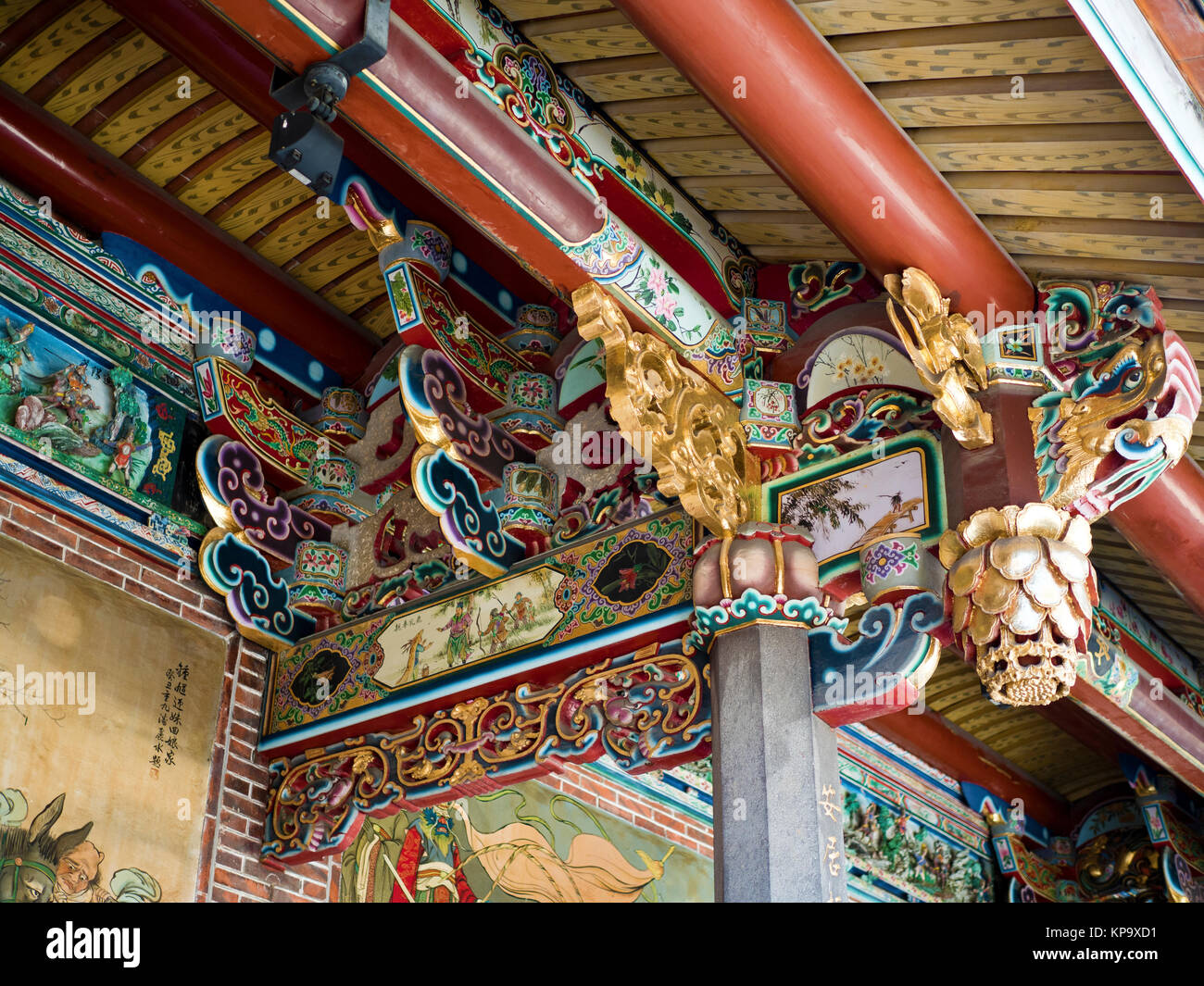 Hermoso templo chino techo con detalle colorida obra arquitectónica en Taipei, Taiwán. Foto de stock