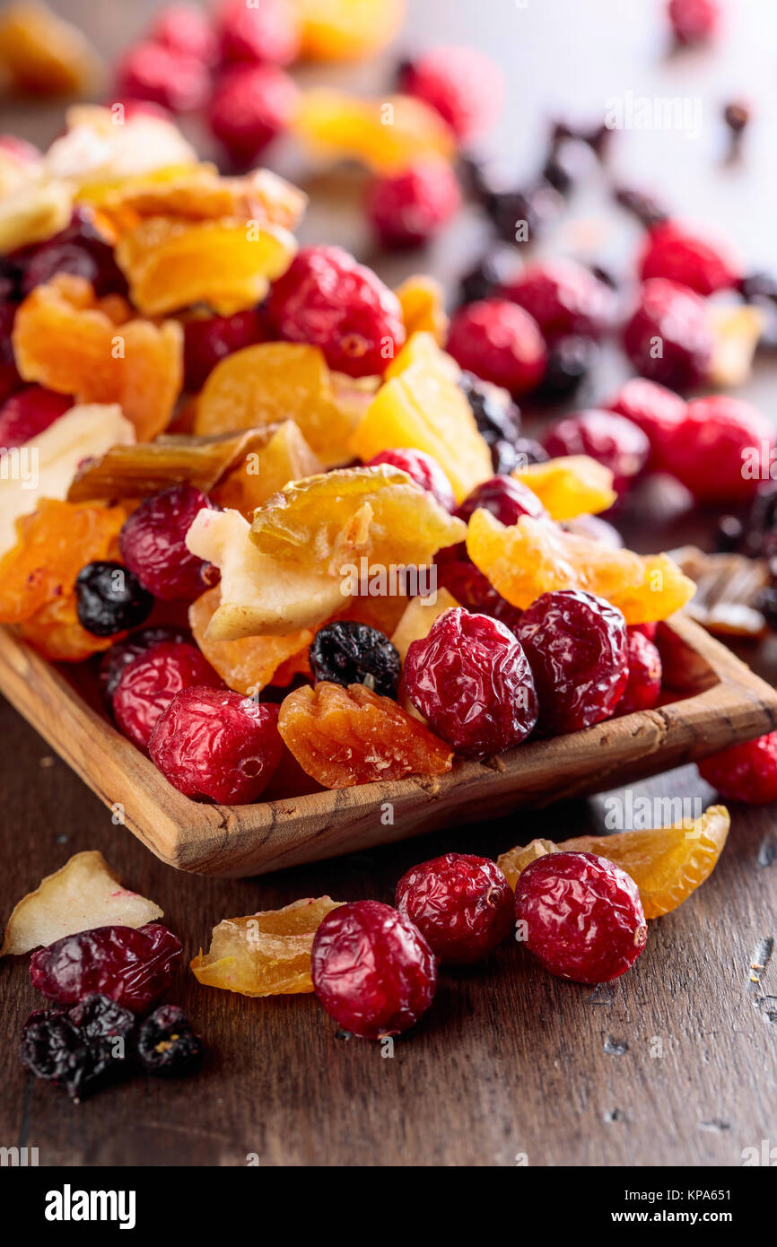 Mezcla de frutos secos y bayas en una mesa de madera. Foto de stock